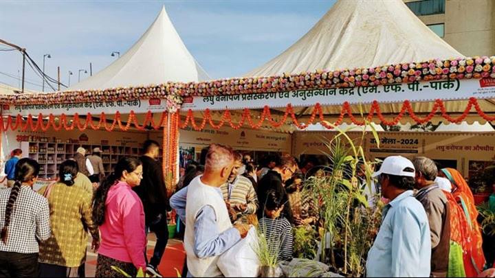 लोग लेमन ग्रास, एलोवीरा और आंवला, जंगली अदरक, एवं अन्य वनोपज से बने उत्पादों को जानने में खरीदने में काफी रुचि ले रहे है नागरिक